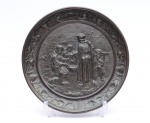 Antigo  medalhão em metal  com figuras em relevo, provavelmente da Alemanha.  diâmetro  38 cm.