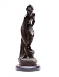 Estátua em bronze, base em mármore negro, representando Dama sobre o rochedo. Altura: 44 cm. Assinatura não identificada.