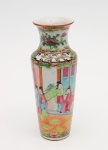 Jarra oriental chinesa.  século XIX ,família rosa com figura mitológicas  e   flores, Altura  21 cm.