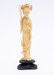 Estatueta em marfim oriental representando figura de gueixa. Apresenta pequena perda no cabelo. Altura: 17,5 cm.