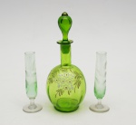 Linda garrafinha em vidro veneziano e 2 copinhos, borda da garrafa apresenta pequeno bicado. Altura: 20 cm, bojo: 9 cm. Altura dos copinhos: 12,5 cm.