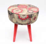 Banqueta contemporânea, tipo puff, estofada em tecido, pés em madeira pintada. Altura: 46 cm, diâmetro: 40 cm.