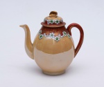 Bule em porcelana provavelmente japonesa na cor marrom. Altura: 16 cm.