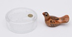 Lote composto por pequeno pássaro em cerâmica e caixa oval em cristal francês (com selo). Medida da caixa: 12 cm x 10 cm x 4,5 cm (altura). Medida do pássaro: 10 cm.