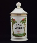 Pote de farmácia em porcelana francesa do século XIX.Apresenta inscrição UNG: ALTAEAE". Sinais de restauro na tampa. Medidas: diâmetro : 10 cm. Altura: 22 cm.