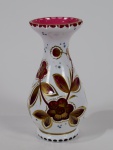 Vaso em cristal francês overlay nas cores branco e rubi. Altura: 21 cm.