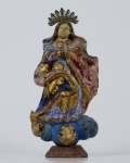 Imagem de N S da Conceição em madeira policromada. Falta um anjinho na base. Brasil, século XIX. Altura: 21 cm.