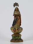 Imagem de N. S. da Apresentação em madeira policromada. Falta o menino Jesus. Brasil, século XIX. Altura: 26 cm.