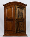 Antigo oratório mineiro em madeira com 2 portas. Brasil século XIX. Medidas: 60 cm x 29 cm. Altura: 85 cm.