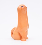 Escultura de cachorro em material sintético. Altura: 14 cm.