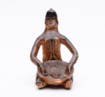 Escultura em cerâmica ao gosto marajoara representando figura feminina preparando alimento. Altura: 20 cm
