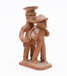 ARTE POPULAR - Escultura em barro cozido representando policial prendendo ladrão. Peça sem assinatura. Altura: 13 cm.