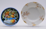 Dois pratos em porcelana francesa Limoges. Diâmetro: 24 cm e 19 cm.