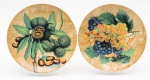 Dois pratos decorativos em porcelana nacional com pintura  de frutas. Ambos com 21 cm de  diâmetro