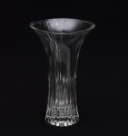 Jarra em cristal. Altura: 25 cm. Diâmetro da boca: 15 cm .