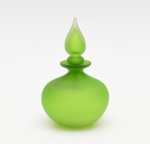 Garrafinha bojuda em vidro na cor verde, tampa em formato de gota. Altura: 22 cm. Diâmetro: 15 cm.