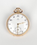 Relógio de bolso OMEGA, mecânico, em plaque de ouro com 2 tampas e mostrador esmaltado. Funcionando, porém sem garantia futura. Tamanho: 45 mm