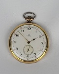 Relógio de bolso OMEGA, mecânico, em plaque de ouro com 2 tampas e mostrador esmaltado com avarias. Funcionando, porém sem garantia futura. Tamanho: 50 mm