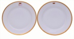 Breul à Paris - Raro conjunto composto por dois pratos rasos de porcelana europeia, em pasta branca vidrada, borda dourada adornada por brasão contendo coroa de conde. Diâmetro 23,5 cm. Marca de uso e desgastes.