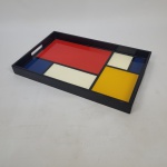 Bandeja em madeira lacada, Mondrian Breakfast Tray. Produto original da Mondrian trust. Medidas: 56 cm x 35 cm x 5 cm (altura).