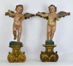 Par de anjos em madeira policromada. Portugal, século XVIII. Altura: 80 cm.