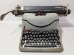 Antiga máquina de escrever Olivetti - NÃO TESTADA. ATENÇÃO! Produto sendo vendido conforme estado. S