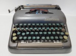 Bela máquina de escrever Smith-Corona. Acompanha maleta de transporte. Máquina para restauro.  ATENÇ