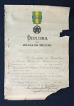 Escasso diploma da medalha militar com passadeira de platina (4 estrelas), concedida em 1943 para Ge
