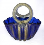 Magnifica e imponente cesta em murano no tom azul cobalto com detalhes em pó de ouro e translucido r