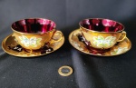Duas lindas xícaras com pires em cristal veneziano e pintura esmaltada de motivo floral, sobre fundo
