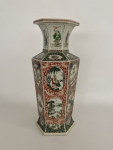 Vaso sextavado em porcelana chinesa, Companhia das Índias, Família Verde. com pinturas em reservas.