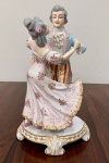 Gracioso grupo escultórico em biscuit representando casal de fidalgo apresentando rica policromia, p