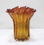 MURANO- EXCEPCIONAL vaso em murano italiano Doublé âmbar com bordas recortada na cor vermelha e apre