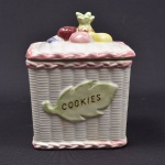 Japan - Cookie Jar - caixa de biscoitos em cerâmica vitrificada em formato de cesta, apresenta pega com frutas e detalhes em rosa, anos 80  (18x11x14)