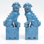 Vintage - par de esculturas representando Cães de Fó em porcelana azul turquesa, esmaltada. Anos 70. (26X9X6)