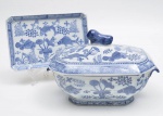 White and Blue - Encantadora e delicada legumeira com presentoir em porcelana chinesa, padrão azul e branco, ornada com carpas, alças lisas e pega em formato de Leão. Total 2 peças. (17x25x16 / 21x14)