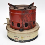 Colecionismo - Antigo, raro e charmoso fogareiro ESSO, em lata policromada, dito "fogãozinho Jacaré", apresenta ferrugens e marcas do tempo. (22 X 22)