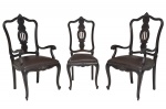 Magnifico set composto por par cadeira de braço e 1 cadeira ambas estilo Luis XV, em madeira nobre. Apresentam encosto vazado com faixa e escudo ao cetro, terminação com ornamentação floralacento estofado e tacheado, prenas recurvas e pés de cachimbo.  (118x50x60)