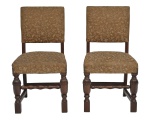 Par de cadeiras portuguesas em madeira nobre, estofadas com tecido floral. Apresenta 3 traves retas para unir as pernas e 1 trave frontal em bilro, pernas ornadas com gomos, pés quadrados. (85x44x38)