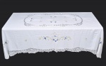 Toalha de mesa de linho branco, bordados ponto cheio nas cores azul, verde, branco e amarelo, bordas de renda renascença. 264x145 cm