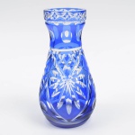 Charmoso vaso em cristal europeu Double Blue, lapidação em sulcos. (20x10)
