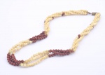 Delicado colar torsade de marfim com contas vermelhas, fecho de rosca. Bolinhas de 4 mm.  21 cm fechado