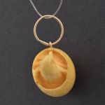 Delicado e Raro pingente de marfim, pintinho no ovo, argola de ouro baixo. 1,5 cm