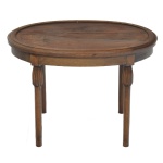 Pequena mesa Brasileira de madeira nobre , tampo oval com delicada cercadura, pernas roliças  com de detalhes em gomos. 46x66x46 cm