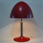 Delirante e rara luminária de mesa, dita "Amanita Matutina", retrô anos 70.  para 3 luzes, em tons de vermelho, cinza e inox. Funcionando! - Medidas.: Alt: 88cm / Diam Cupula: 88cm / Diam Base: 40cm