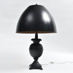 Imponente e elegante abajur , para uma lampada, dito "black lighting" - Southampton,  anos 70. Funcionado! Obs.: 2 insignificantes mossas na cupula, no estado. Medidas Alt.: 63cm / Diam Cupula: 40cm