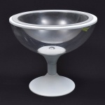 Anos 70 - Robusta e charmosa bomboniere, apresenta base e haste em metal na tonalidade branca e bojo em acrilico translucido. (31x35)