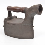 Antigo ferro de passar roupa á brasa, modelo chaminé n.º 3 - em ferro fundido e cabo em madeira (18x10x18),