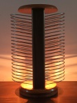 EUA - Rib Cage Light - curiosa luminária em madeira e metal cromado, para 1 lampada. Apresenta prateleira superior e corpo com galerias vazadas. 42x28x20 cm