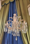 Exuberante lustre em cristal com pingentes modelo dito Maria Teresa com 5 braços rico em detalhes. M